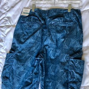 Never worn old navy nomad beach cargo shorts.